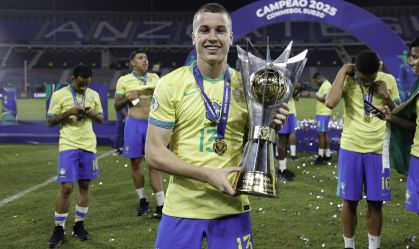 Lateral da Seleção Sub-20 e jornal argentino trocam farpas; entenda