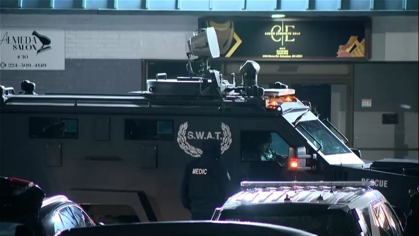Swat em frente ao armazem atacado por tiros em Ohio.