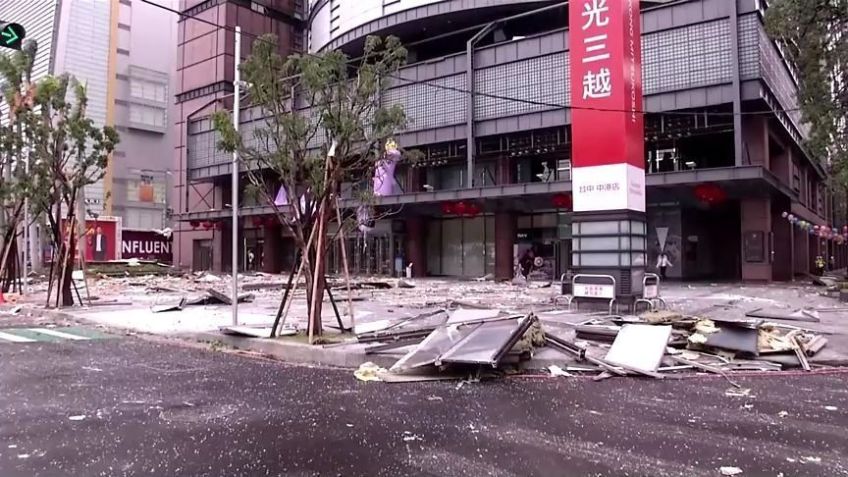 Ruas no entorno do shopping que sofreu explosão em Taiwan. • Reprodução/Reuters