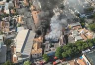 Fábrica que pegou fogo no RJ estava irregular, diz porta-voz dos bombeiros