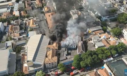 Veja vídeos de incêndio em fábrica de fantasias do Carnaval no RJ