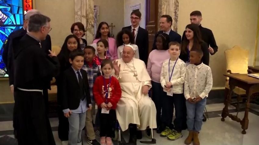 Papa Francisco se reúne com crianças antes de cúpula sobre Direitos das Crianças no Vaticano. • Reprodução/Reuters