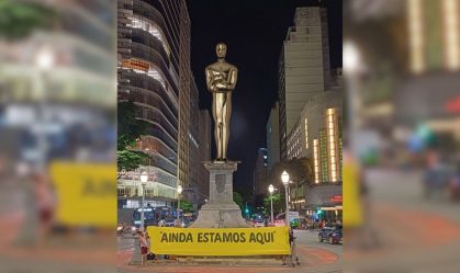 Carnaval em BH: bloco “Ainda Estamos Aqui” exibe Oscar ao vivo em cortejo