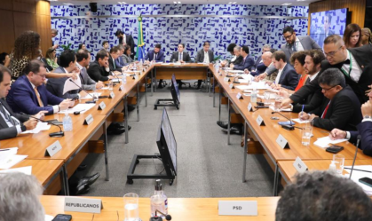 Líderes da Câmara decidem criar comissão para debater voto distrital misto