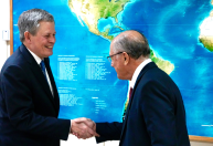 Senador dos EUA se encontra com Alckmin e diz que Trump "mandou um abraço"