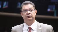 "Se Hugo for punir alguém, que seja eu", diz Sóstenes à CNN