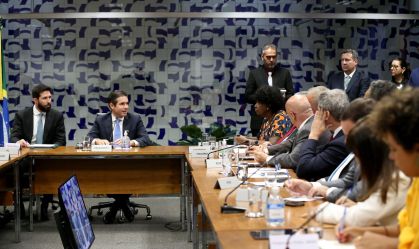 Hugo Motta acomoda interesses estaduais ao tentar ampliar vagas na Câmara