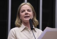 Gleisi agradece Hugo Motta por suspensão do deputado Gilvan da Federal