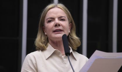 Gleisi sobre Eduardo: "Esse menino já deveria ter sido cassado da Câmara"