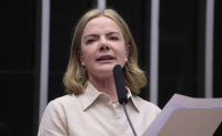 Gleisi sobre Eduardo: "Esse menino já deveria ter sido cassado da Câmara"