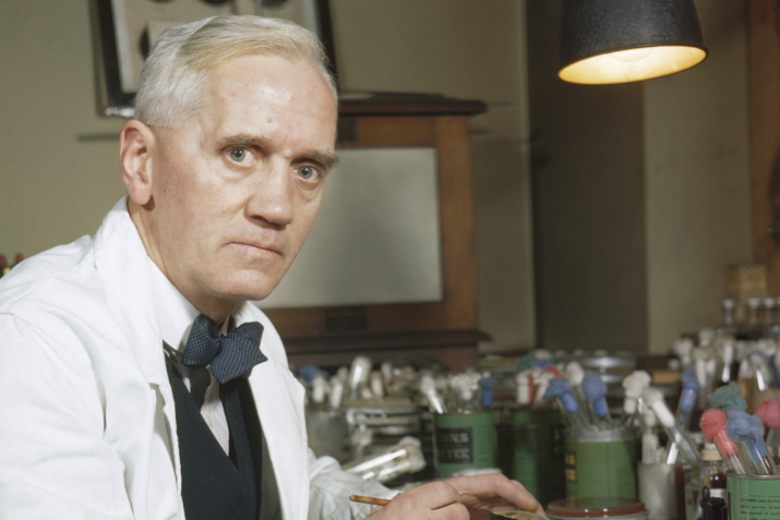 O cientista Alexander Flemming foi responsável por criar o primeiro antibiótico da história • Imperial War Museum