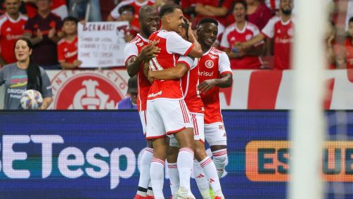 Jogadores do Internacional celebram o gol de Bernabei no Beira-Rio