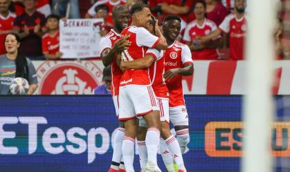 Jogadores do Internacional celebram o gol de Bernabei no Beira-Rio