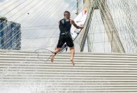 Italo Ferreira testa piscina de ondas em São Paulo