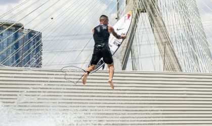 Italo Ferreira testa piscina de ondas em São Paulo