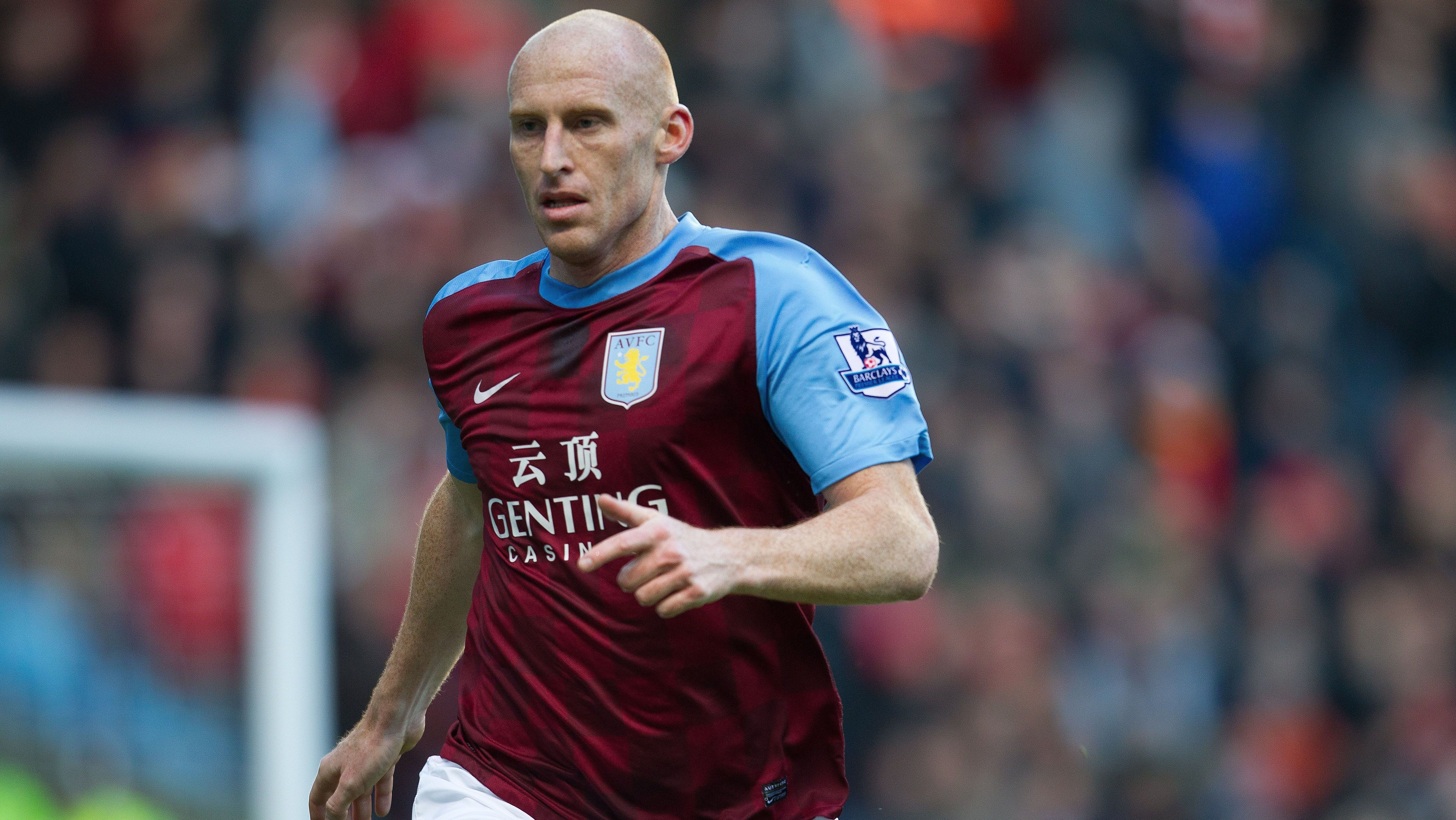 James Collins em partida do Aston Villa na Premier League de 2011