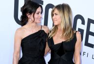 Jennifer Aniston mostra novo "encontro" com Courteney Cox