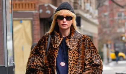 Grávida, Jennifer Lawrence exibe barrigão com look de R$ 24 mil