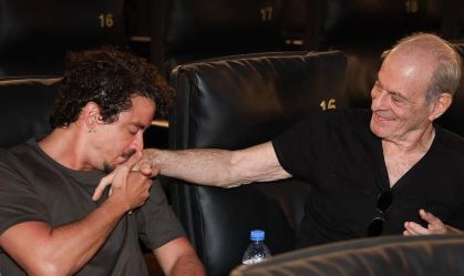 Jesuíta Barbosa e Ney Matogrosso se emocionam ao assistir "Homem com H"