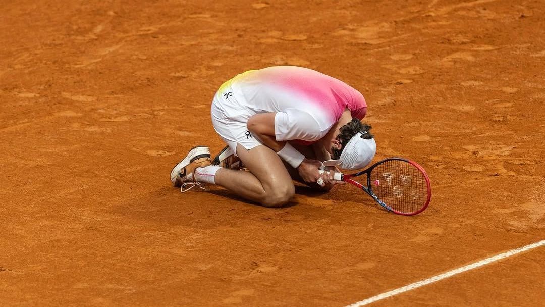 João Fonseca comemora vitória sobre Mariano Navone no ATP 250 de Buenos Aires