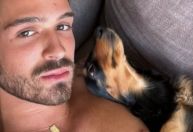 Após término, João Guilherme posa com cachorro que adotou com Marquezine