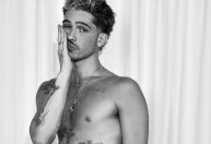 Mãe de João Guilherme responde críticas por postar foto do filho sem camisa