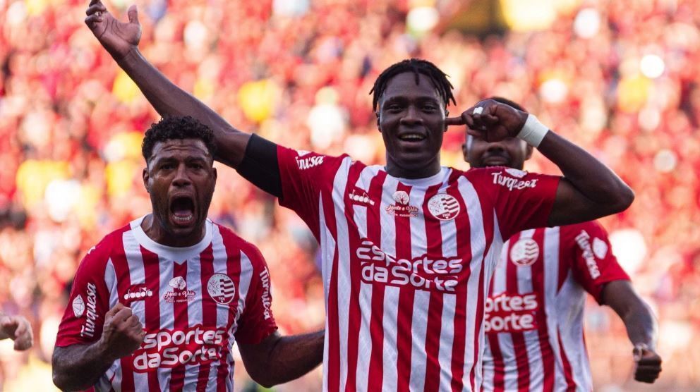 Jogadores do Náutico comemoram gol contra o Sport