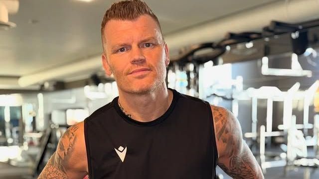 John Arne Riise, ídolo do Liverpool, em academia