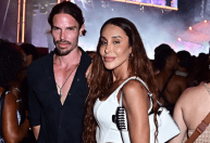 Longe das telas, Jônatas Faro faz rara aparição em show de Anitta