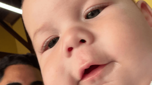 Nos cliques, o neném aparece em um ângulo que simula uma selfie