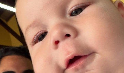 Nos cliques, o neném aparece em um ângulo que simula uma selfie