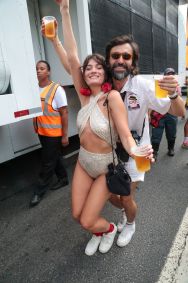 Julio Andrade e esposa no bloco Acadêmicos do Baixa Augusta, em São Paulo