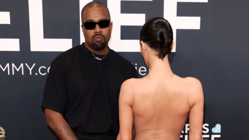 Ao lado de Kanye West, nudez de Bianca Censori chamou atenção no tapete vermelho do Grammy • Matt Winkelmeyer/Getty Images