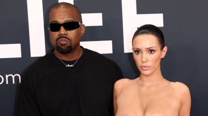 Kanye West e Bianca Censori, que ficou completamente nua no tapete vermelho do Grammy