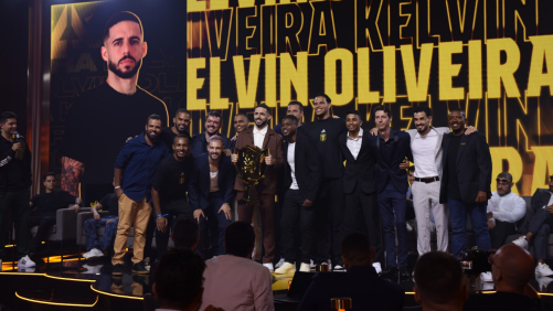 Kelvin Oliveira com a taça do mundial de Kings League e cercado pelos companheiros de Seleção