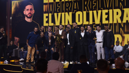 Kelvin Oliveira com a taça do mundial de Kings League e cercado pelos companheiros de Seleção