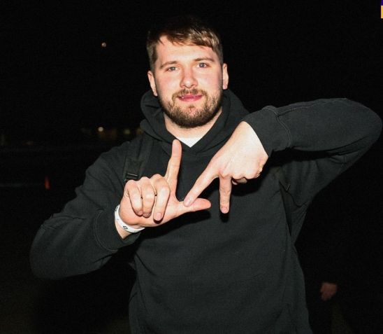 O atleta fez o símbolo de "LA" ao desembarcar na cidade dos Lakers •