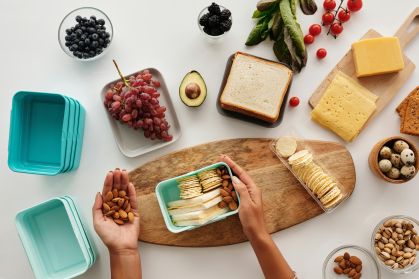 Imagem de alimentos saudáveis, como queijos, amêndoas, frutas, paes e outros itens.