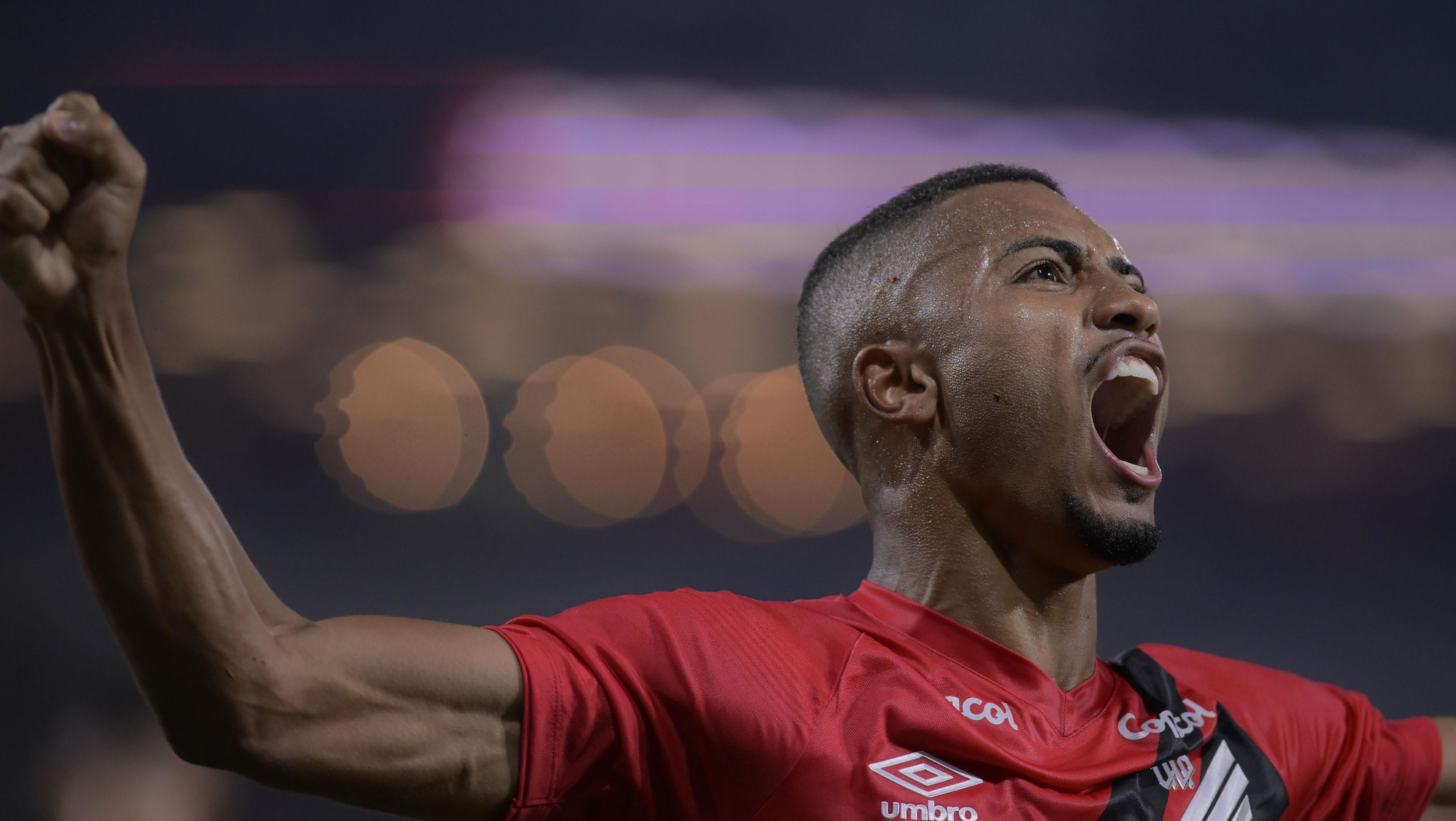 Leozinho, ex-jogador de futsal, comemora primeiro gol pelo Athletico-PR