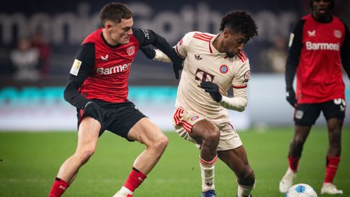 Wirtz e Coman disputam bola em jogo da Bundesliga