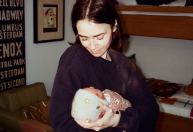 Lily Collins publica primeira foto com a filha, Tove