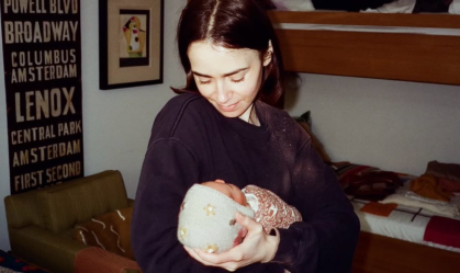 Lily Collins publica primeira foto com a filha, Tove