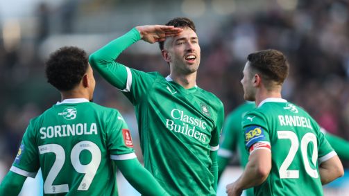 Ryan Hardie, do Plymouth, comemora gol contra o Liverpool na Copa da Inglaterra