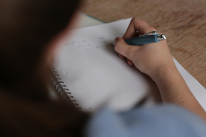 Mulher escrevendo em um caderno