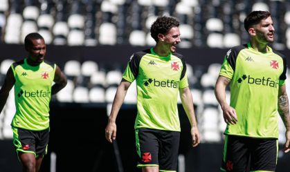O angolano Loide Augusto, o português Nuno Moreira e o argentino Benjamin Garre, novos gringos do Vasco, em treino no Nilton Santos