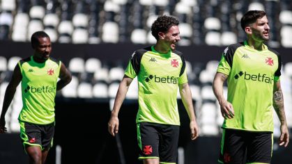 O angolano Loide Augusto, o português Nuno Moreira e o argentino Benjamin Garre, novos gringos do Vasco, em treino no Nilton Santos