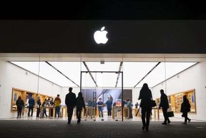 Pessoas passam por uma loja da Apple no centro comercial Westfield UTC em 31 de janeiro de 2025 em San Diego, Califórnia