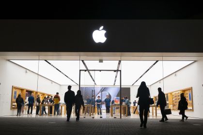 Pessoas passam por uma loja da Apple no centro comercial Westfield UTC em 31 de janeiro de 2025 em San Diego, Califórnia