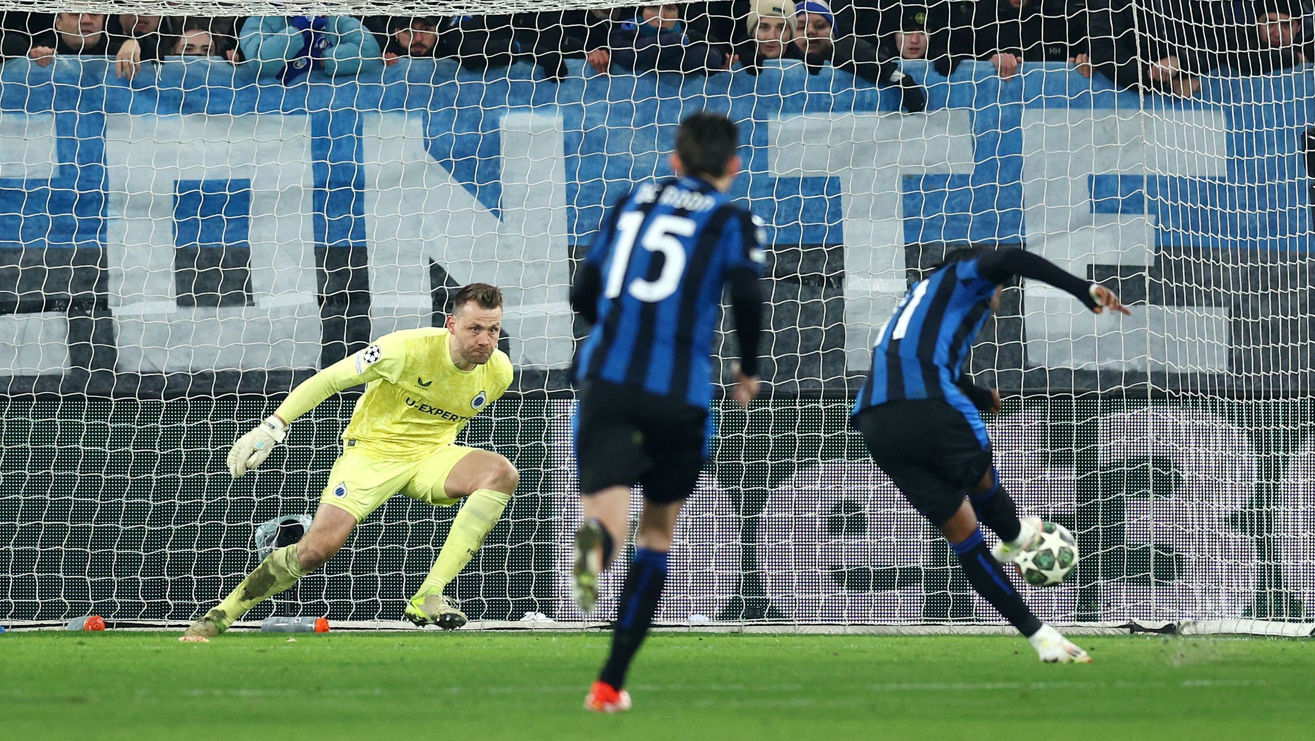 Lookman bate pênalti para defesa de Mignolet em Atalanta 1 x 3 Club Brugge pela Champions League