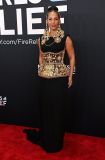 Alicia Keys apostou nos acessórios dourados para destacar o look preto no Grammy 2025